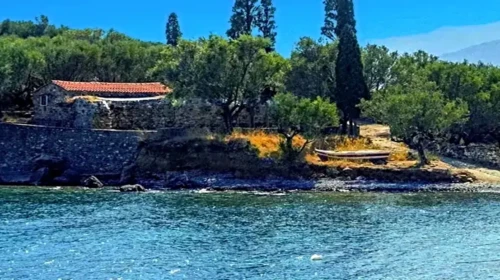 Άγιος Νικόλαος Σκοπά: Το εκκλησάκι του Κότρωνα που πατάει πάνω σε ναό της Άρτεμης.