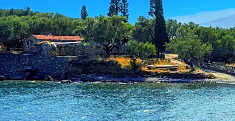 Άγιος Νικόλαος Σκοπά: Το εκκλησάκι του Κότρωνα που πατάει πάνω σε ναό της Άρτεμης.
