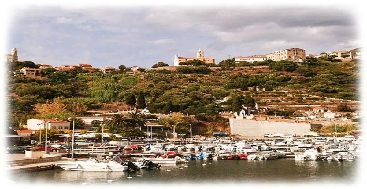 Οι δυο εκκλησίες η μια απέναντι από την άλλη, με την μικρή κοιλάδα της Μουργκάνα ανάμεσα τους