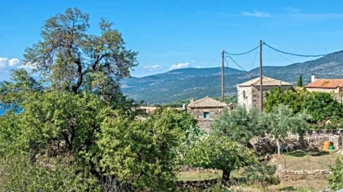 Λάκκος Δυτικής Μάνης: Ο μικρός οικισμός πάνω από το φαράγγι του Βυρού.
