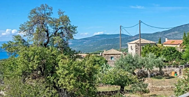 Λάκκος Δυτικής Μάνης: Ο μικρός οικισμός πάνω από το φαράγγι του Βυρού.