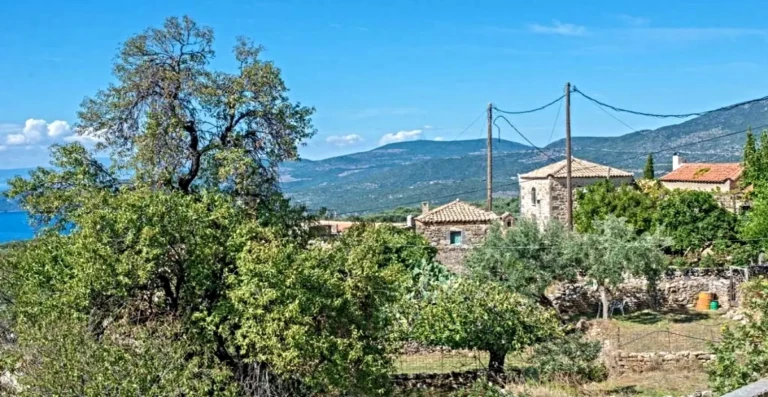 Λάκκος Δυτικής Μάνης: Ο μικρός οικισμός πάνω από το φαράγγι του Βυρού.