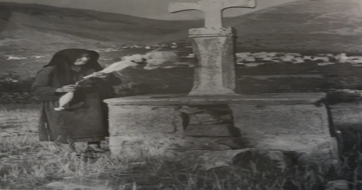 Μάνη. Μανιάτισσα αποδίδει φόρο τιμής στον νεκρό