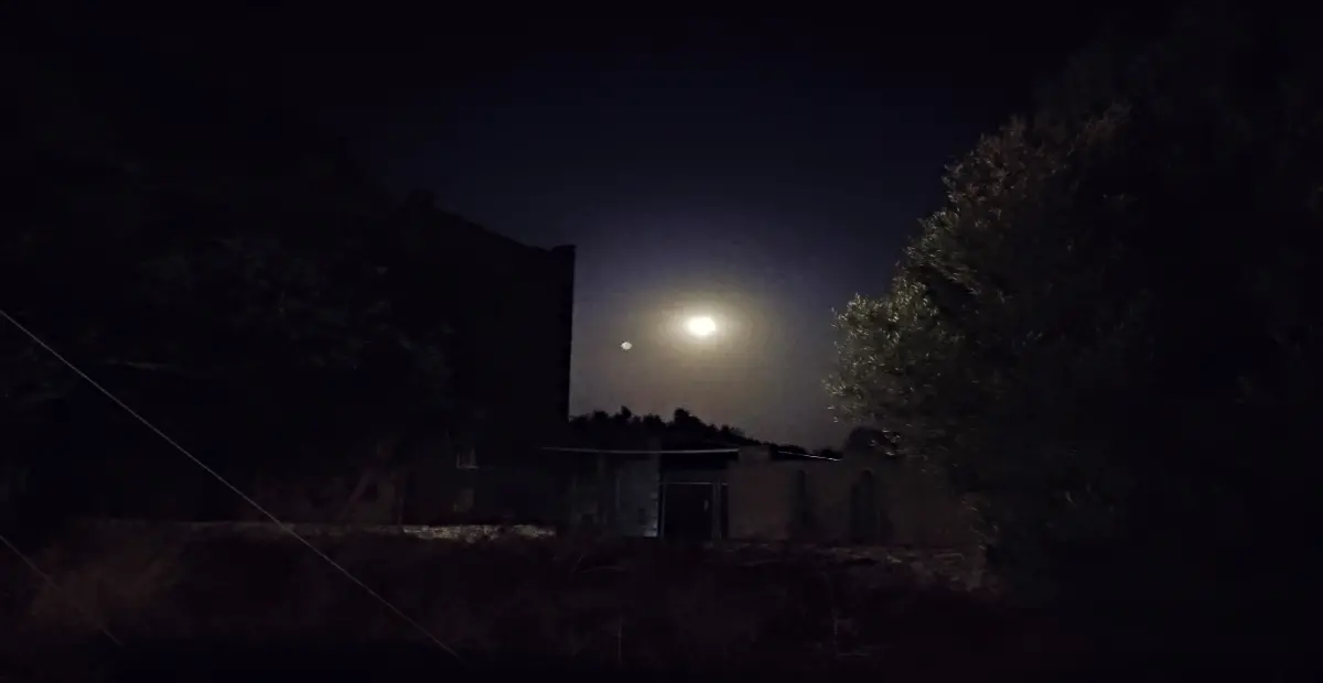 Μάνη με φεγγάρι - νυχτερινό τοπίο με πύργο και πανσέληνo.