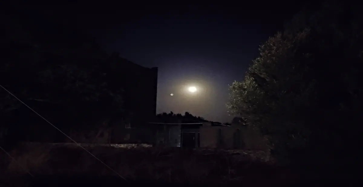 Μάνη με φεγγάρι - νυχτερινό τοπίο με πύργο και πανσέληνo.