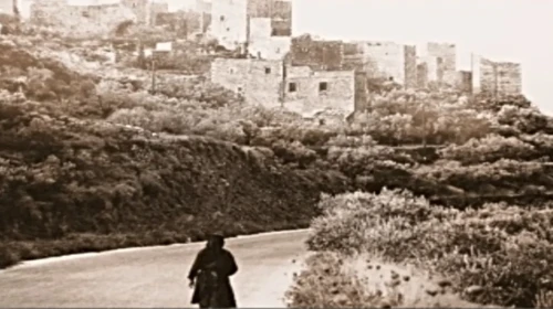 Μανιάτισσα πηγαίνοντας στο χωριό.Φωτό Γ.Βουρλίτης