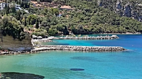Παραλία Κιτριές: Γαλήνη κάτω από τα αλμυρίκια