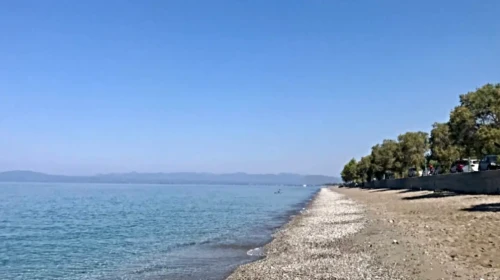 Παραλία Σάντοβα Αβίας: Η κοσμική καρδιά της Δυτικής Μάνης