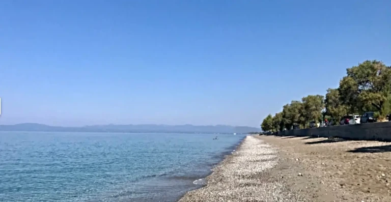 Παραλία Σάντοβα Αβίας: Η κοσμική καρδιά της Δυτικής Μάνης